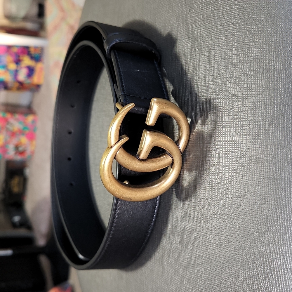 Gucci women's belt. Size 80cm. Black leather with gold buckle